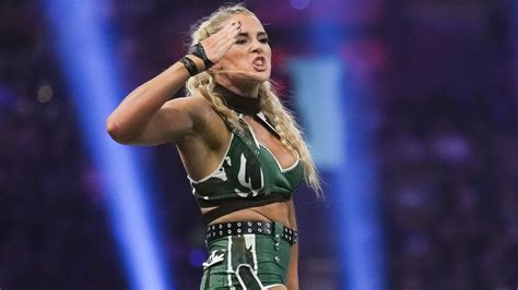 Former WWE Superstar Lacey Evans Goes Braless, Announces。